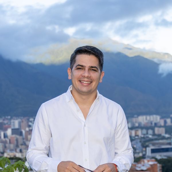 Christian Solitario en Caracas, con el Ávila detrás
